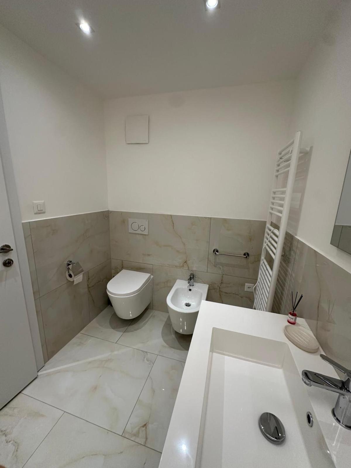 Palm Beach Loft Bissone Luaran gambar